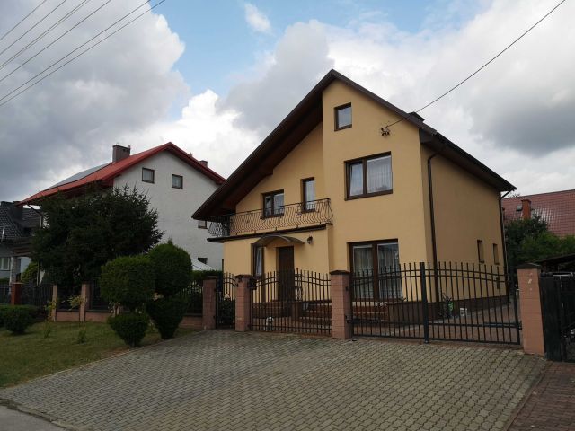 dom wolnostojący, 6 pokoi Ostrowiec Świętokrzyski Kolonia Robotnicza. Zdjęcie 1
