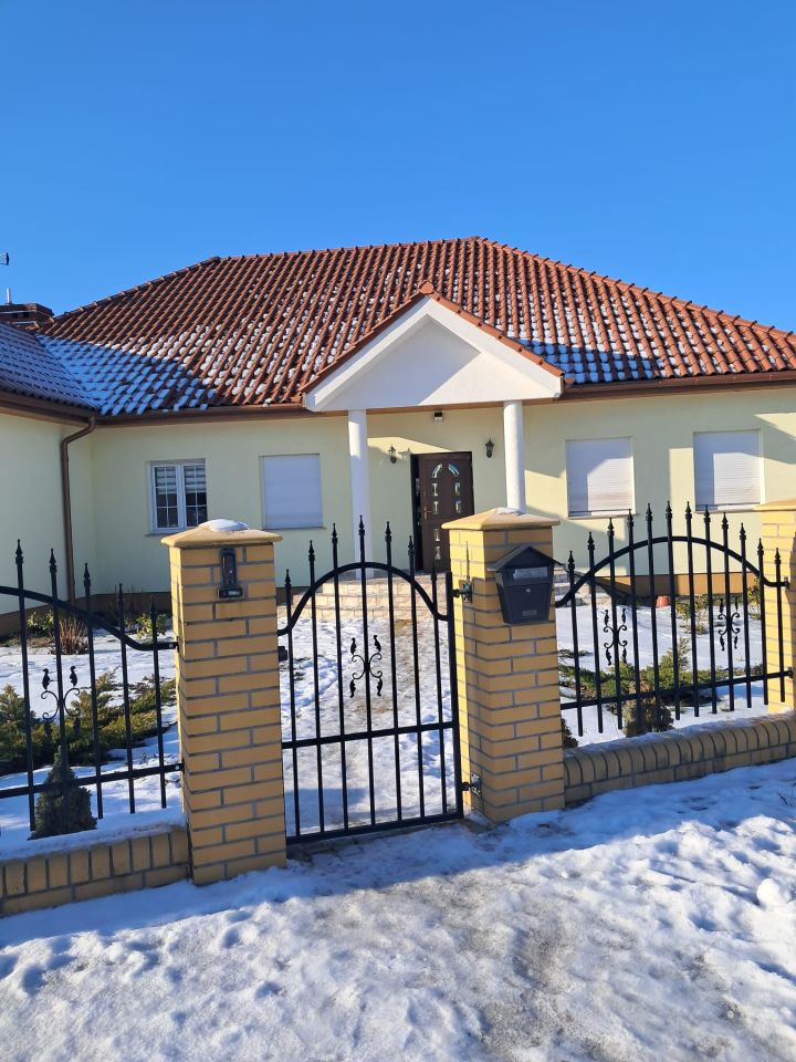 dom wolnostojący, 4 pokoje Niemcz, ul. Sielska. Zdjęcie 1