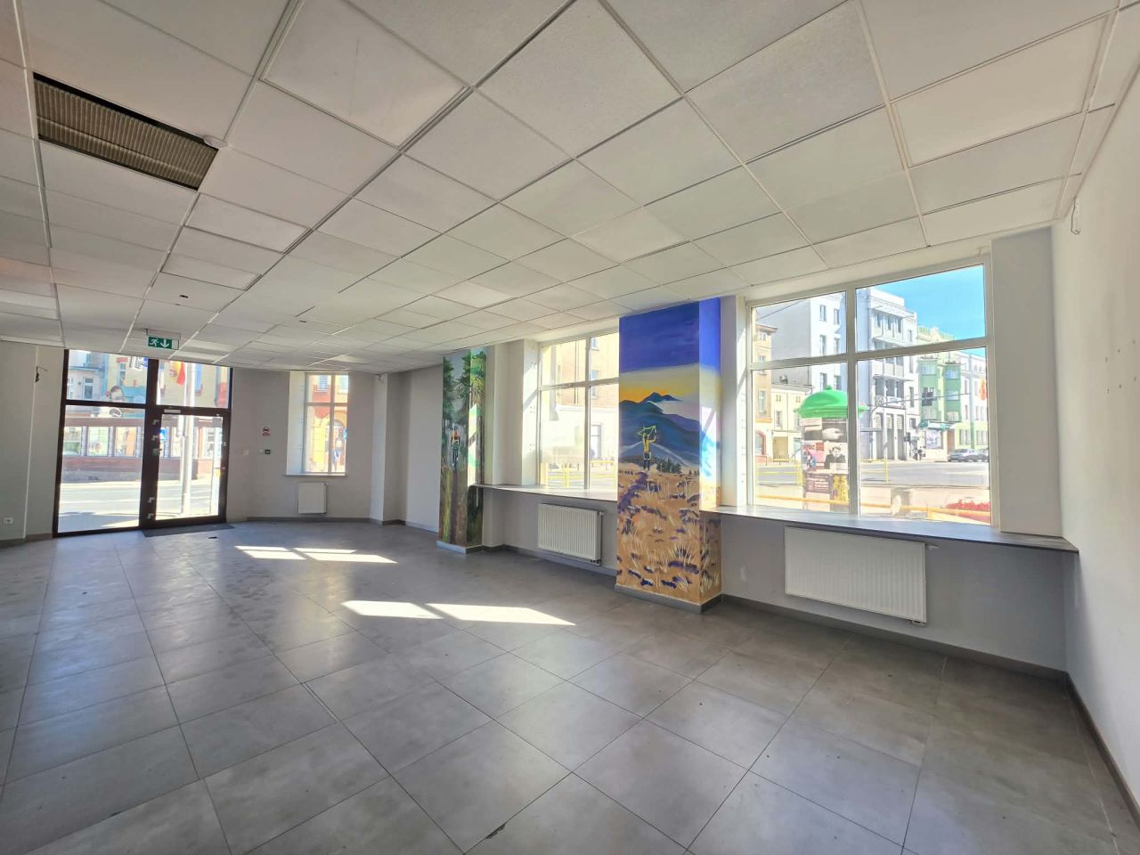 Lokal Jelenia Góra Centrum, pl. Niepodległości. Zdjęcie 8