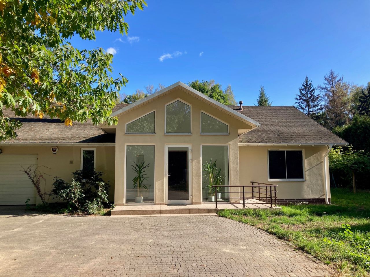 dom wolnostojący, 5 pokoi Złotokłos, ul. Słoneczna. Zdjęcie 1