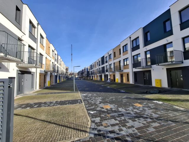 Mieszkanie 4-pokojowe Nowy Dwór Mazowiecki Centrum, ul. Marii Curie-Skłodowskiej. Zdjęcie 1