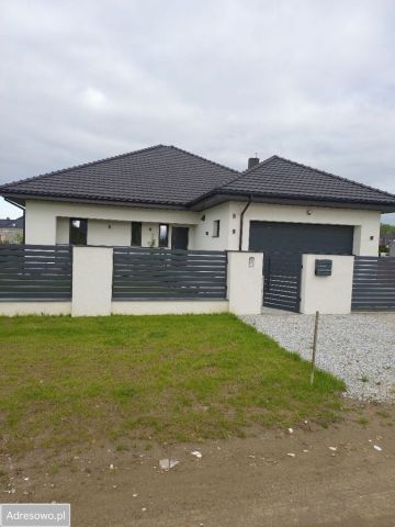 dom wolnostojący, 5 pokoi Ostrów Wielkopolski Parcele Zacharzewskie, ul. Jerzego Kubaczewskiego. Zdjęcie 1