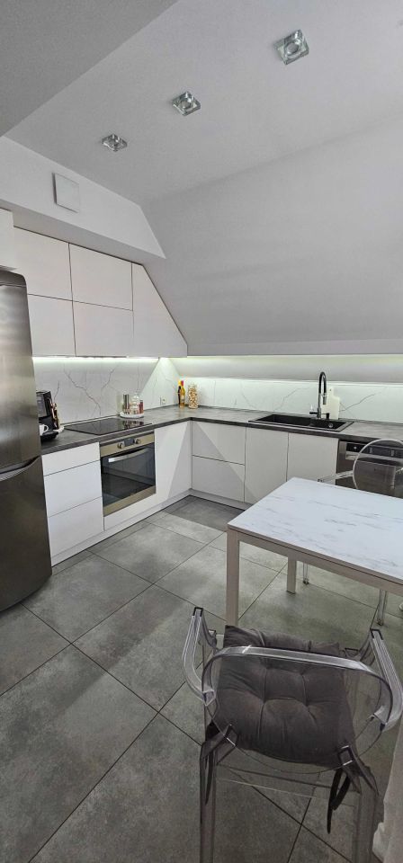 Mieszkanie 4-pokojowe Poręba. Zdjęcie 7