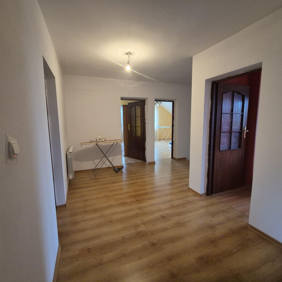 dom wolnostojący, 5 pokoi Strażów. Zdjęcie 13