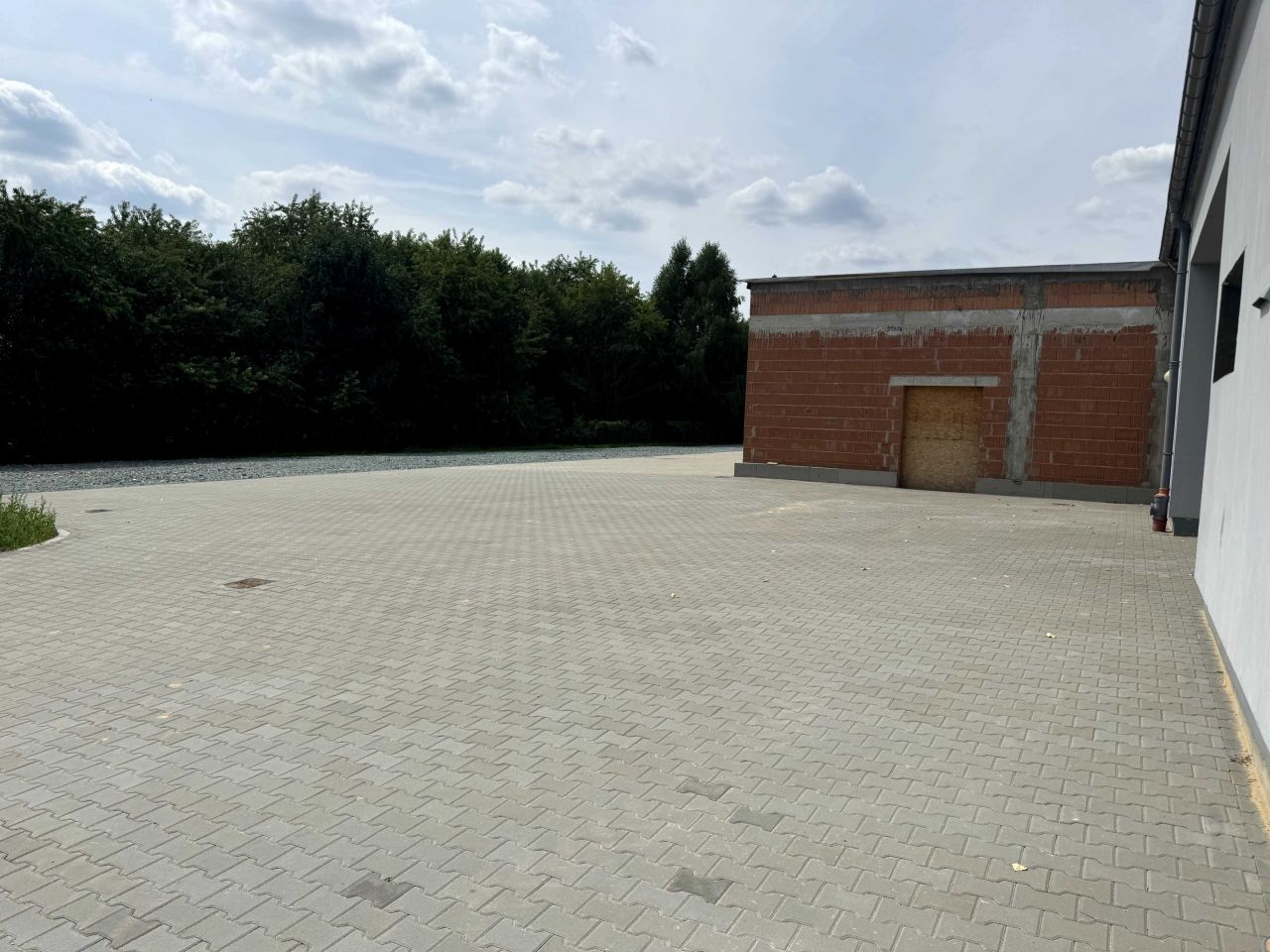 Hala/magazyn Słupia pod Bralinem. Zdjęcie 4