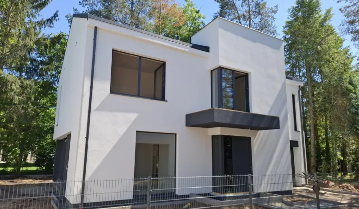 dom wolnostojący, 5 pokoi Łomianki, ul. Leśna