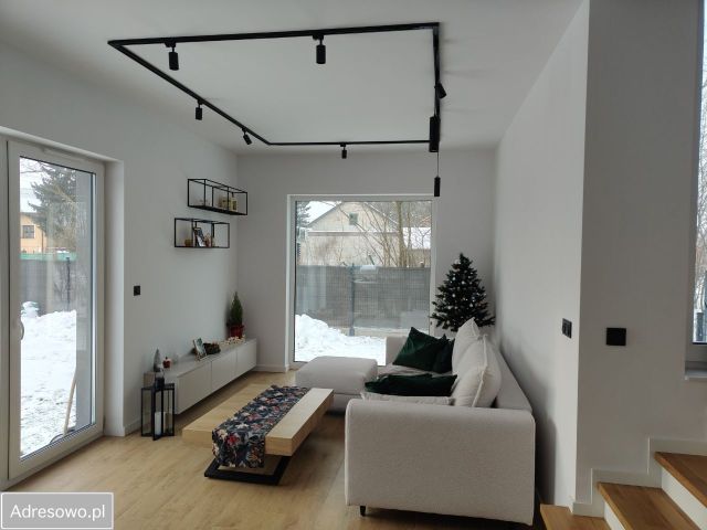 dom szeregowy, 5 pokoi Kąty. Zdjęcie 1