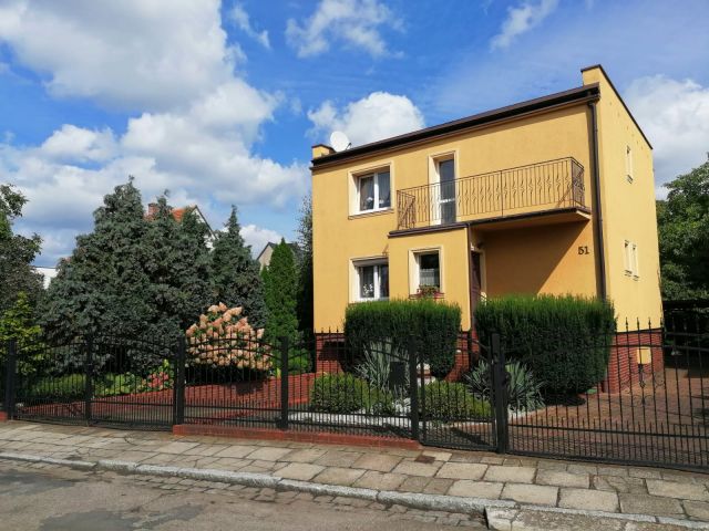 dom wolnostojący, 4 pokoje Legnica, ul. Cisowa. Zdjęcie 1