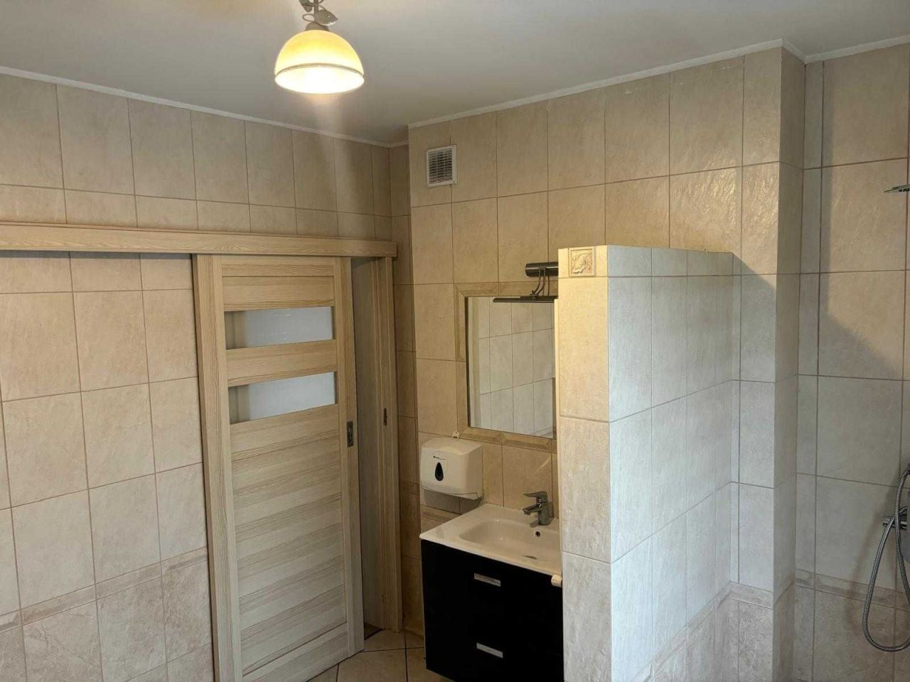 Hala/magazyn Mochy. Zdjęcie 2