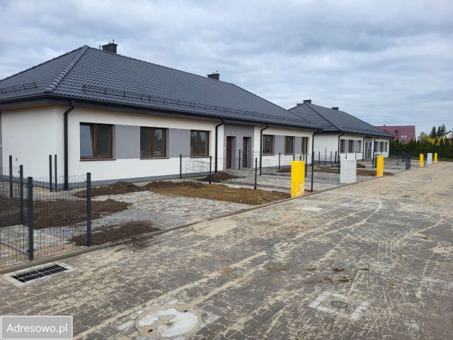 dom szeregowy, 1 pokój Kiełczów, ul. Akacjowa. Zdjęcie 1