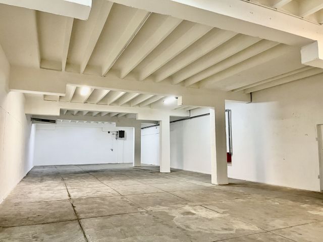 Hala/magazyn Pabianice, ul. gen. Stefana "Grota" Roweckiego. Zdjęcie 3