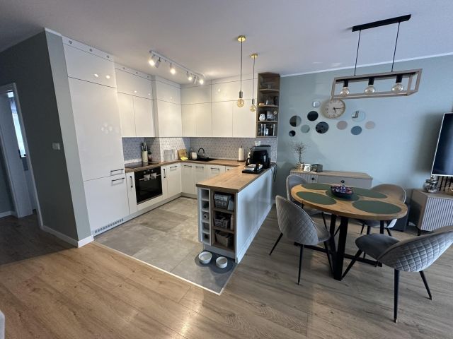 Mieszkanie 4-pokojowe Świebodzice Osiedle Piastowskie, ul. Królowej Elżbiety. Zdjęcie 1