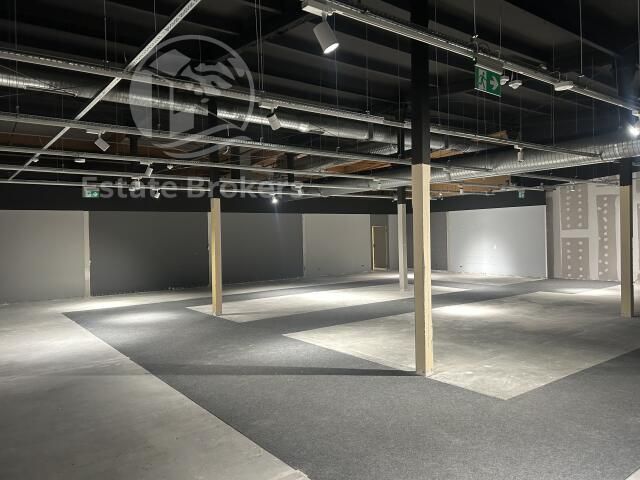Търговски имот, 349 m²