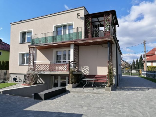 dom wolnostojący, 6 pokoi Odrowąż, ul. Szkolna. Zdjęcie 1