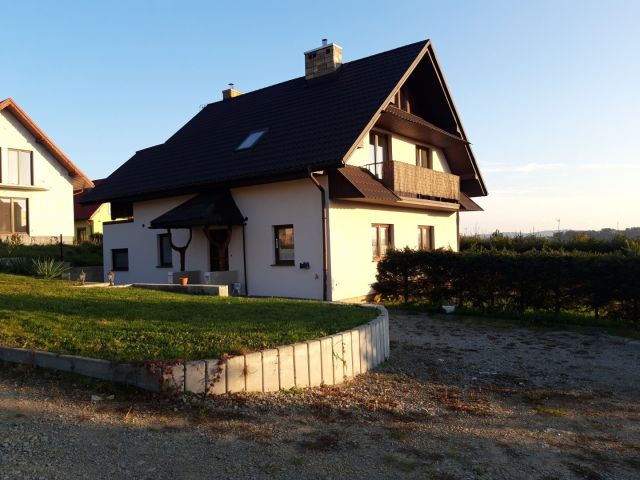 dom wolnostojący, 5 pokoi Skomielna Biała. Zdjęcie 1