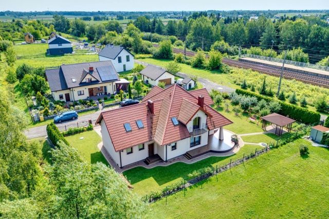 dom wolnostojący, 6 pokoi Bramki, ul. Dworcowa. Zdjęcie 1