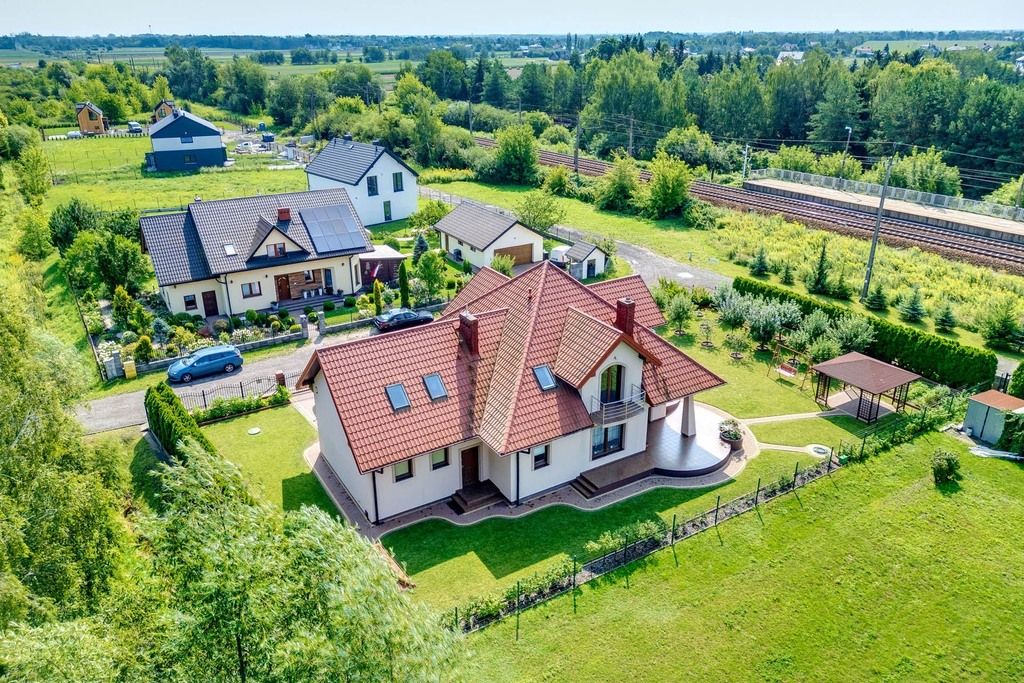 dom wolnostojący, 6 pokoi Bramki, ul. Dworcowa. Zdjęcie 1
