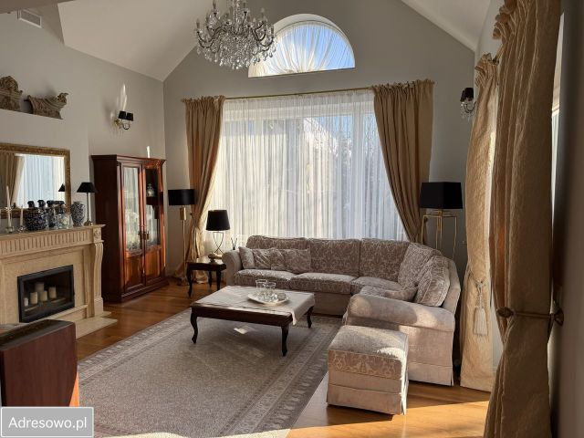 dom wolnostojący, 6 pokoi Łomianki Dolne. Zdjęcie 1