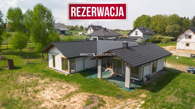 dom wolnostojący, 5 pokoi Tomice, ul. Czarny Las. Zdjęcie 1