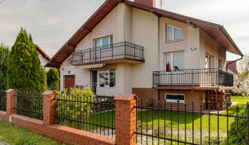 dom wolnostojący, 5 pokoi Rzuchowa, Osiedlowa