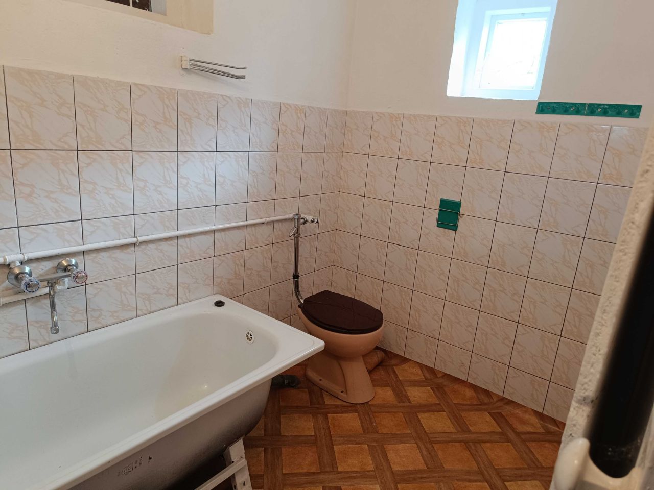 dom wolnostojący, 3 pokoje Rozłopy. Zdjęcie 8