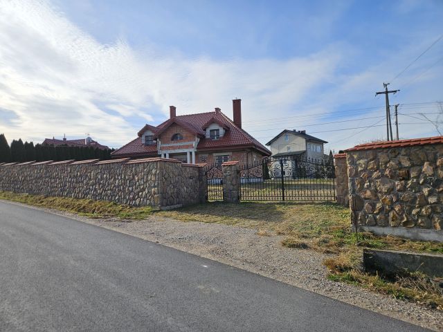 dom wolnostojący, 8 pokoi Busko-Zdrój Łagiewniki. Zdjęcie 1