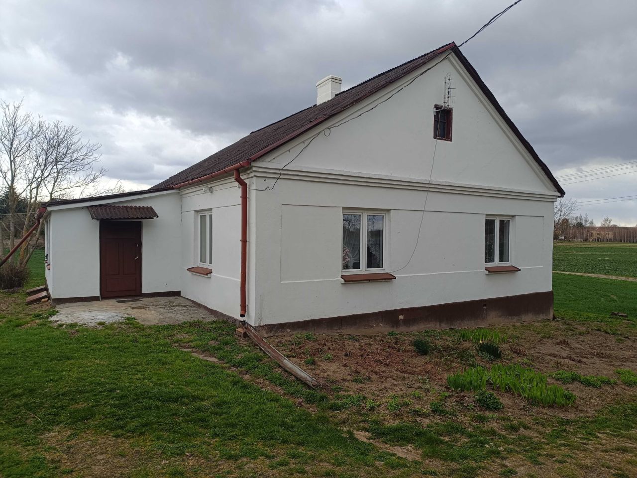 dom wolnostojący, 3 pokoje Rozłopy. Zdjęcie 1