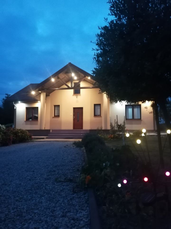 dom wolnostojący, 2 pokoje Żółkiew-Kolonia. Zdjęcie 2