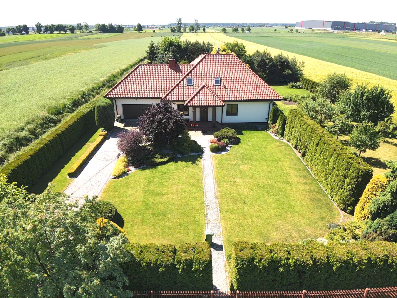 dom wolnostojący, 8 pokoi Majków Duży. Zdjęcie 2