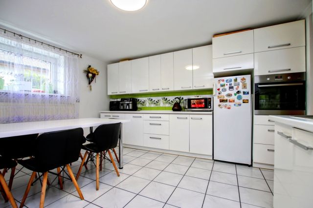 dom wolnostojący, 4 pokoje Rożubowice. Zdjęcie 12