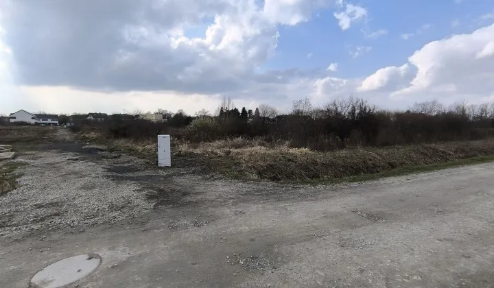 Działka inwestycyjna Święta Katarzyna, ul. Prosta