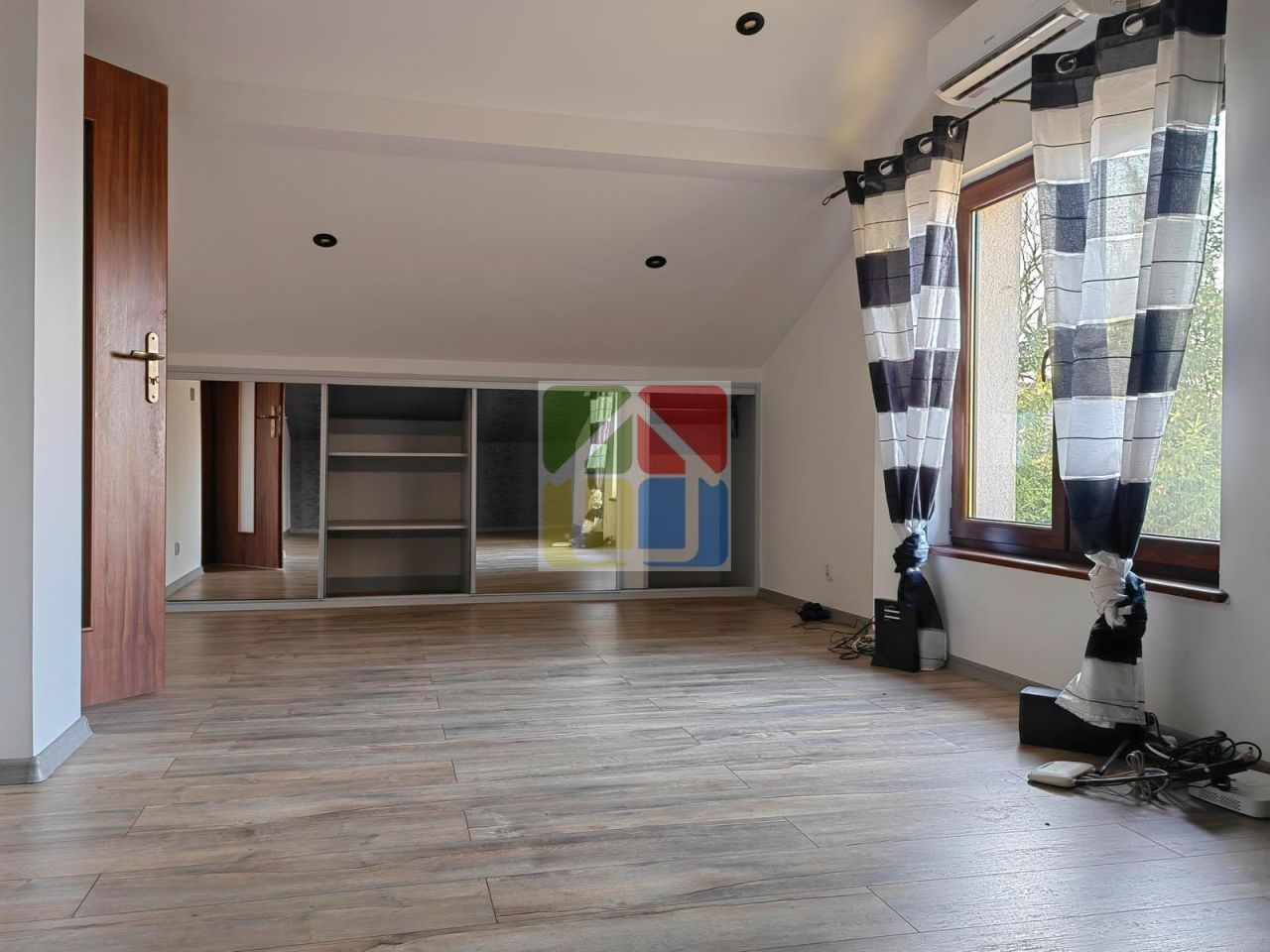 dom wolnostojący, 5 pokoi Stanisławów. Zdjęcie 12