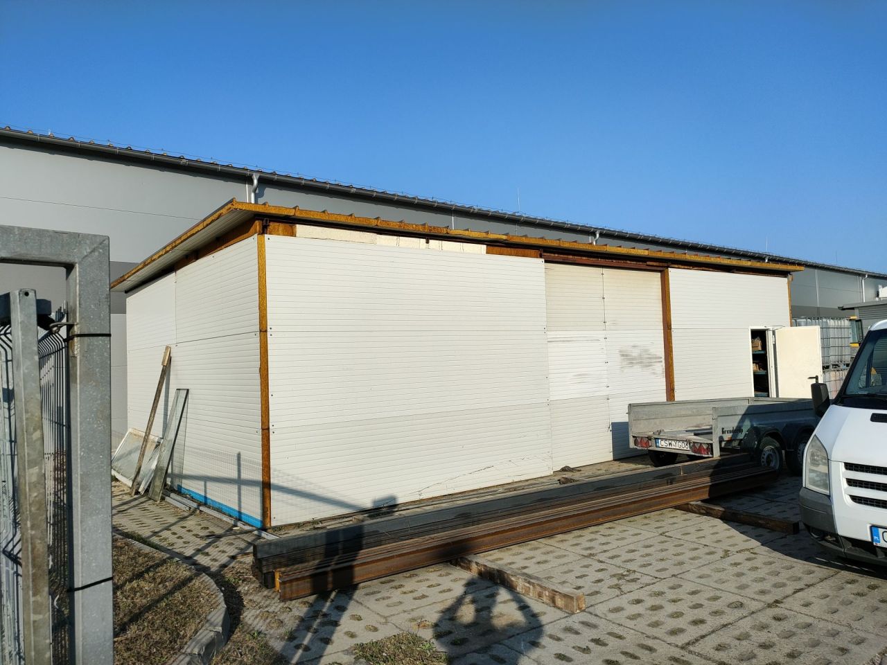 Hala/magazyn Święte. Zdjęcie 2