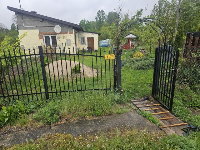 dom wolnostojący, 2 pokoje Sielec. Zdjęcie 1