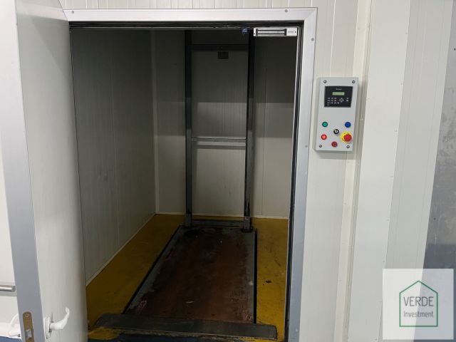 Hala/magazyn Biernatki, al. Flensa. Zdjęcie 10