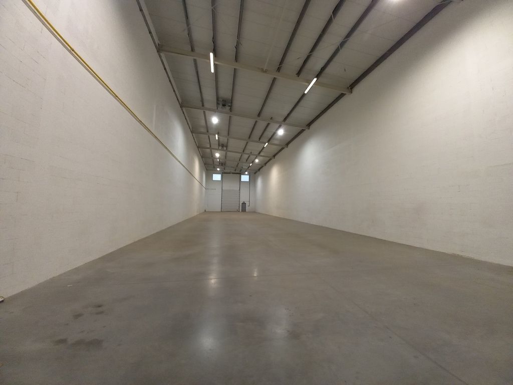 Hala/magazyn Wólka Kosowska. Zdjęcie 4