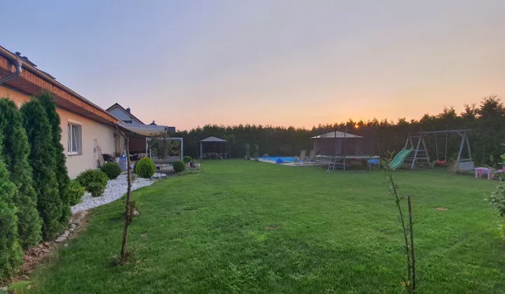 dom wolnostojący, 5 pokoi Chwalęcice, ul. Akacjowa