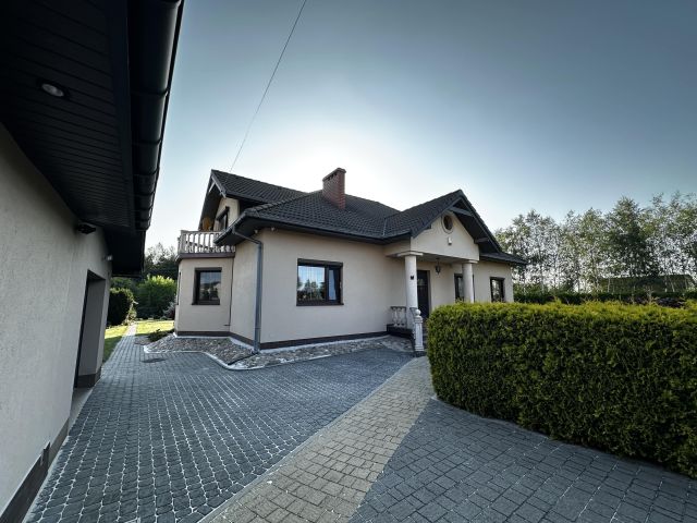 dom wolnostojący, 5 pokoi Radomsko. Zdjęcie 1