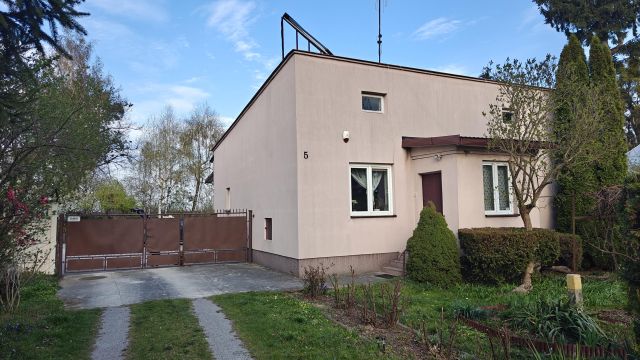 dom wolnostojący, 3 pokoje Oficjałów. Zdjęcie 1