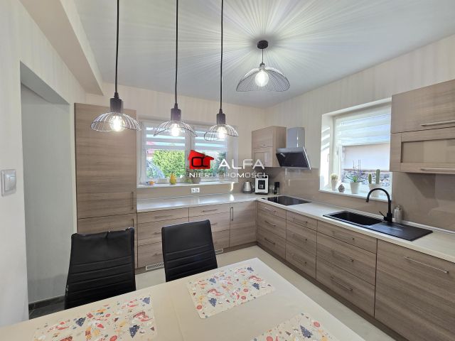 dom wolnostojący, 4 pokoje Żarów, ul. Kasztanowa. Zdjęcie 1