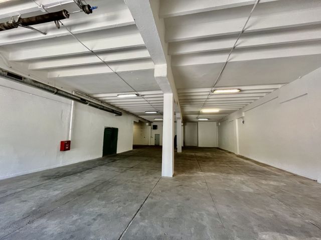 Hala/magazyn Pabianice, ul. gen. Stefana "Grota" Roweckiego. Zdjęcie 2