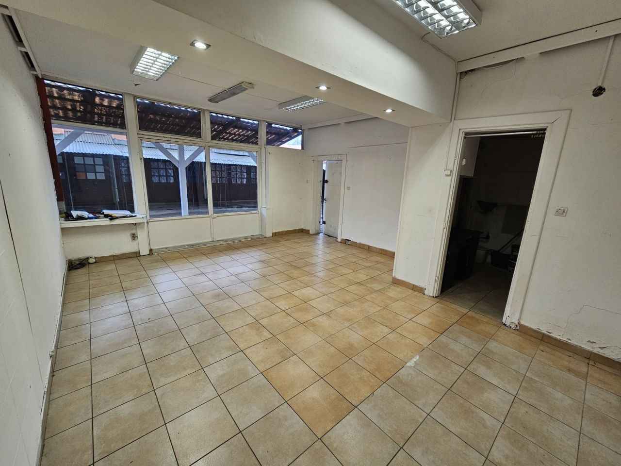Lokal Rzeszów Śródmieście, pl. Wolności. Zdjęcie 1