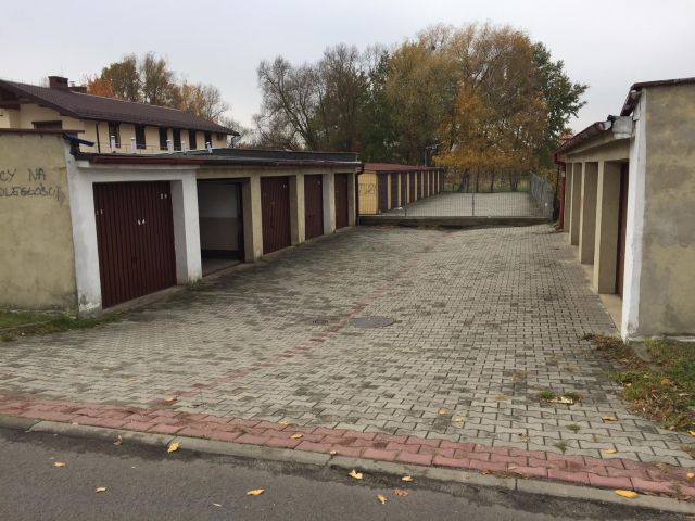 Garaż/miejsce parkingowe Gliwice Łabędy, ul. Ossolińskich. Zdjęcie 1