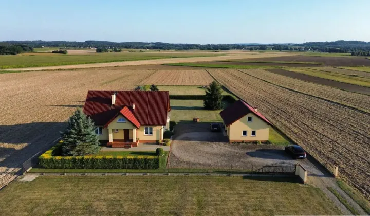 dom wolnostojący, 6 pokoi Moderówka
