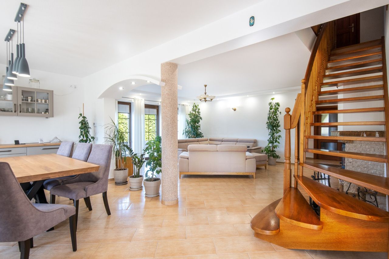 dom wolnostojący, 8 pokoi Czernin. Zdjęcie 11