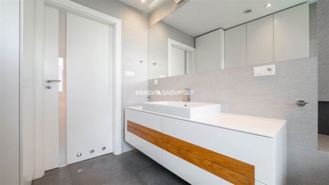 Mieszkanie 4-pokojowe Brzyczyna. Zdjęcie 16