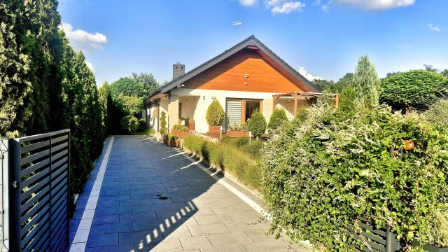 dom wolnostojący, 4 pokoje Księginice, ul. Wrzosowa. Zdjęcie 1