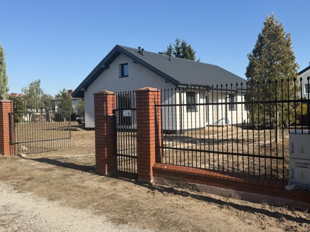 dom wolnostojący, 4 pokoje Płock Ciechomice, ul. Ciechomicka. Zdjęcie 1