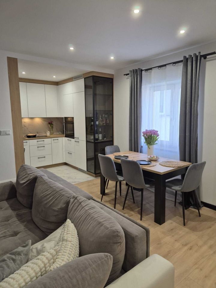 Mieszkanie 3-pokojowe Ujazd, pl. 1 Maja. Zdjęcie 7