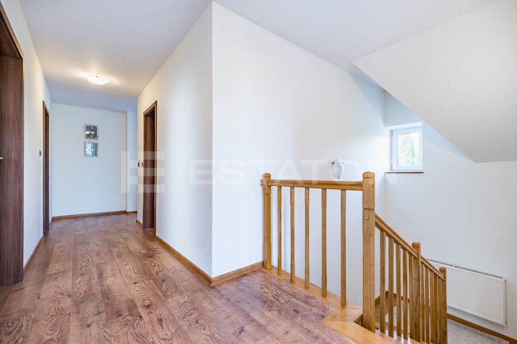 dom wolnostojący, 6 pokoi Strażów. Zdjęcie 11